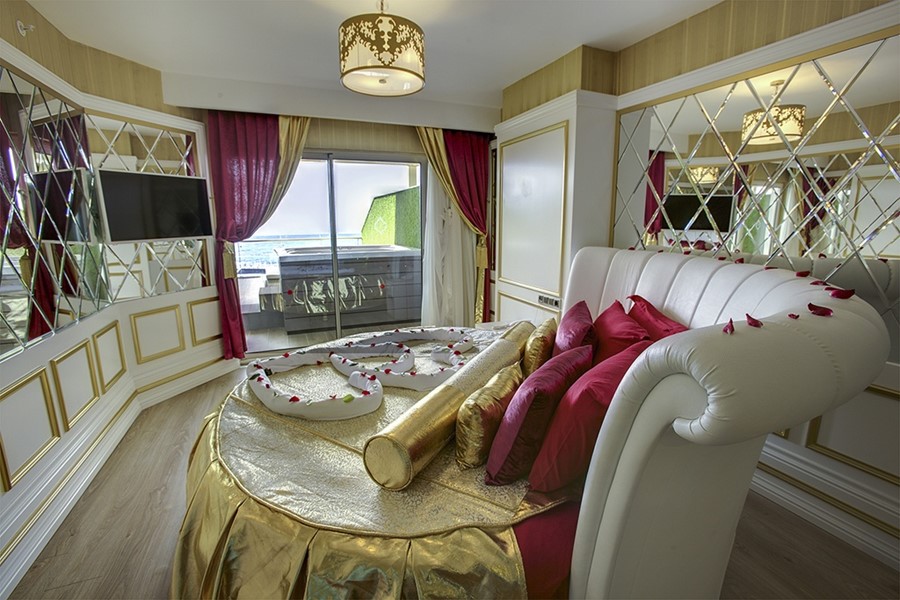 Azura Deluxe Resort & Spa Hotel