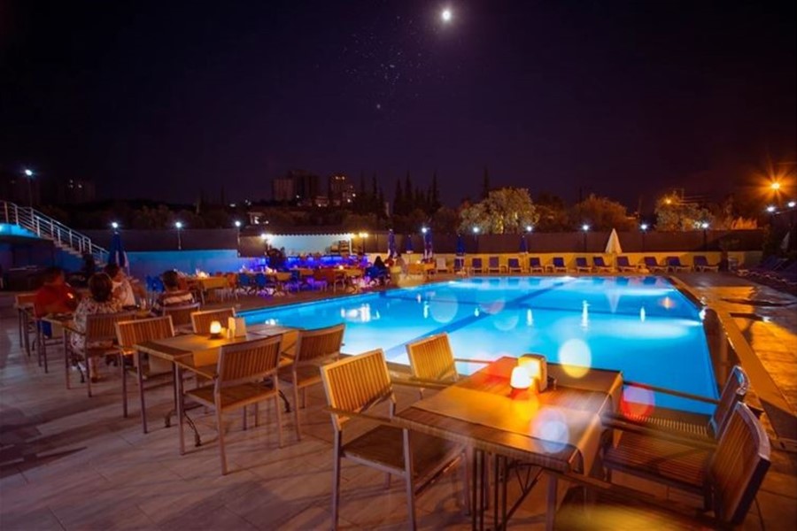 Restaurant & Bar