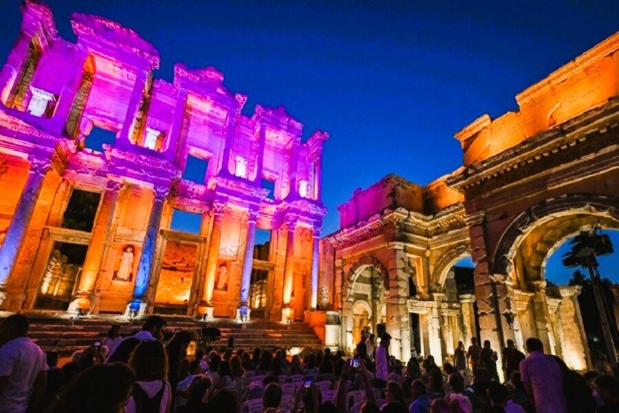 Efeste Gece Müzeciliği Dönemi Başladı